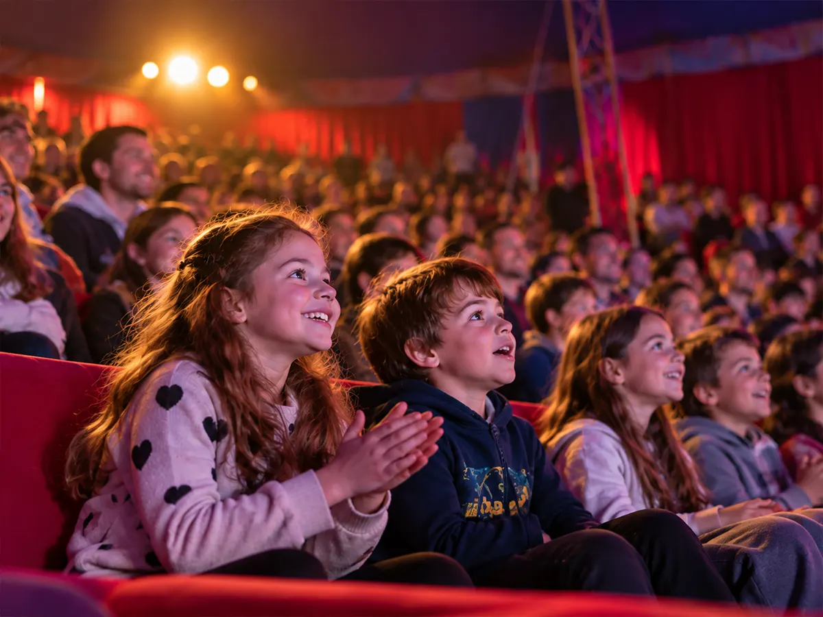 Alumnos disfrutando de una actividad escolar en el circo para colegios en Valencia