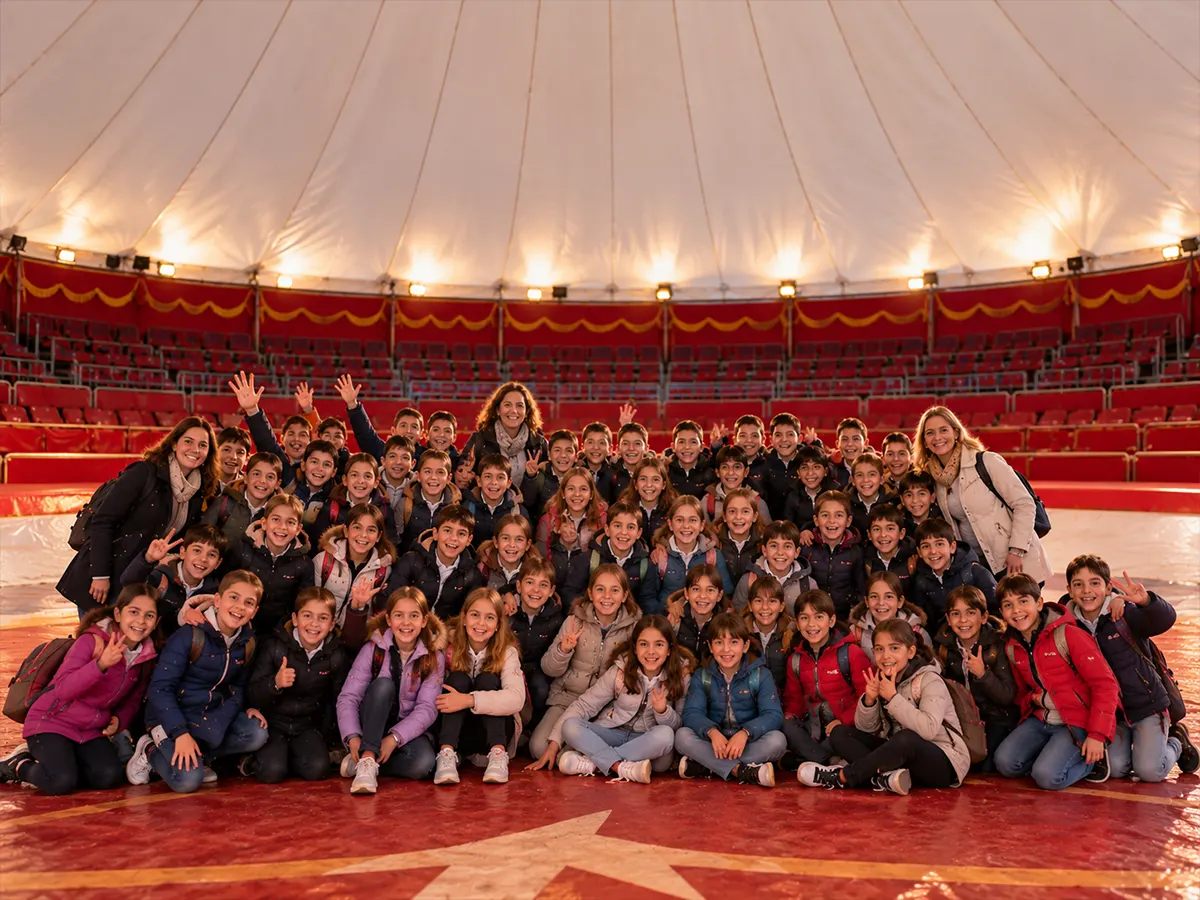 Grupo escolar de un centro educativo visitando el Gran Circo Monumental en Valencia