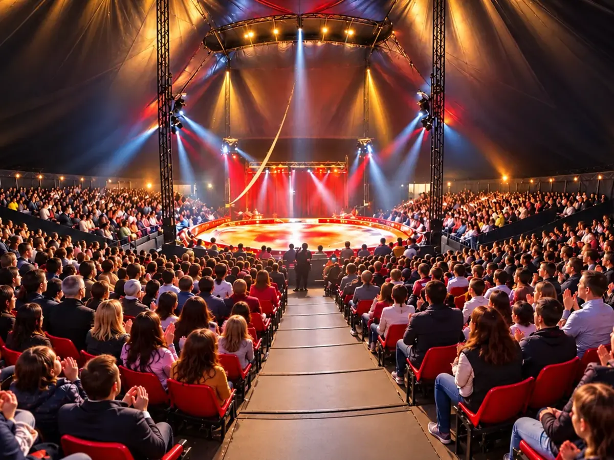 Interior de la carpa del Gran Circo Monumental en Valencia con pista y butacas